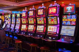 Live Baccarat dealer ကဒ်ဖြန့်ကစားနေသော live table